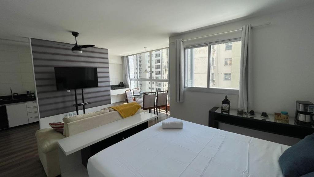 Sala integrada do Apartamento 904 na Torre Evidence em Belém